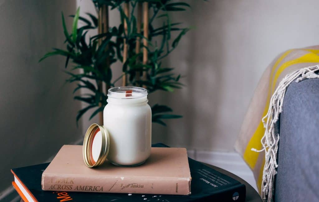 diy-organic-candle_blog_ideas_that_make_money