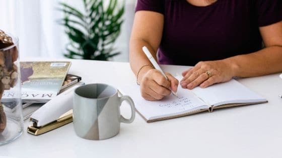 woman in her desk writing a note